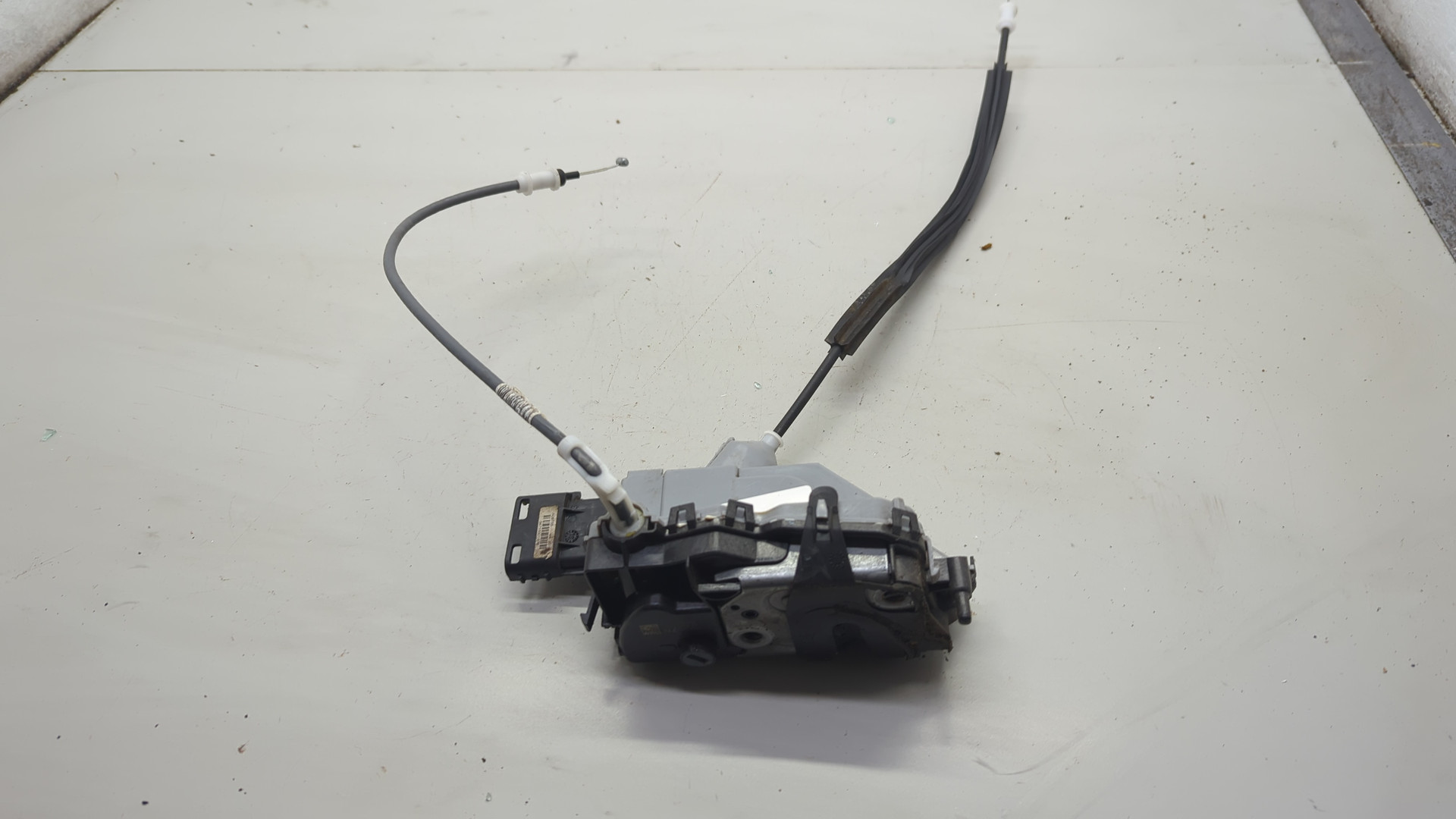 Замок двери задней левой