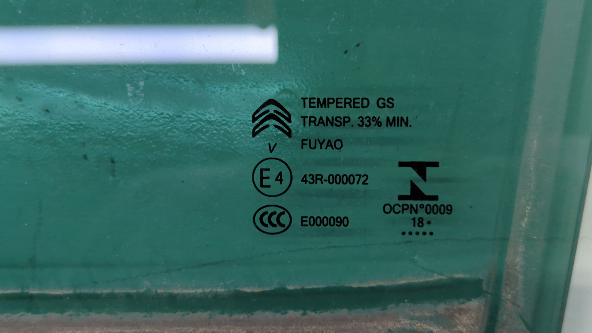 Стекло двери задней левой