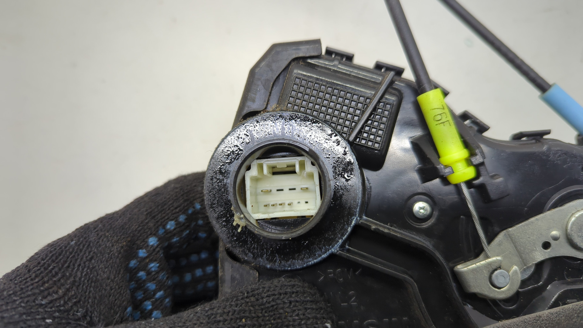 Замок двери передней левой