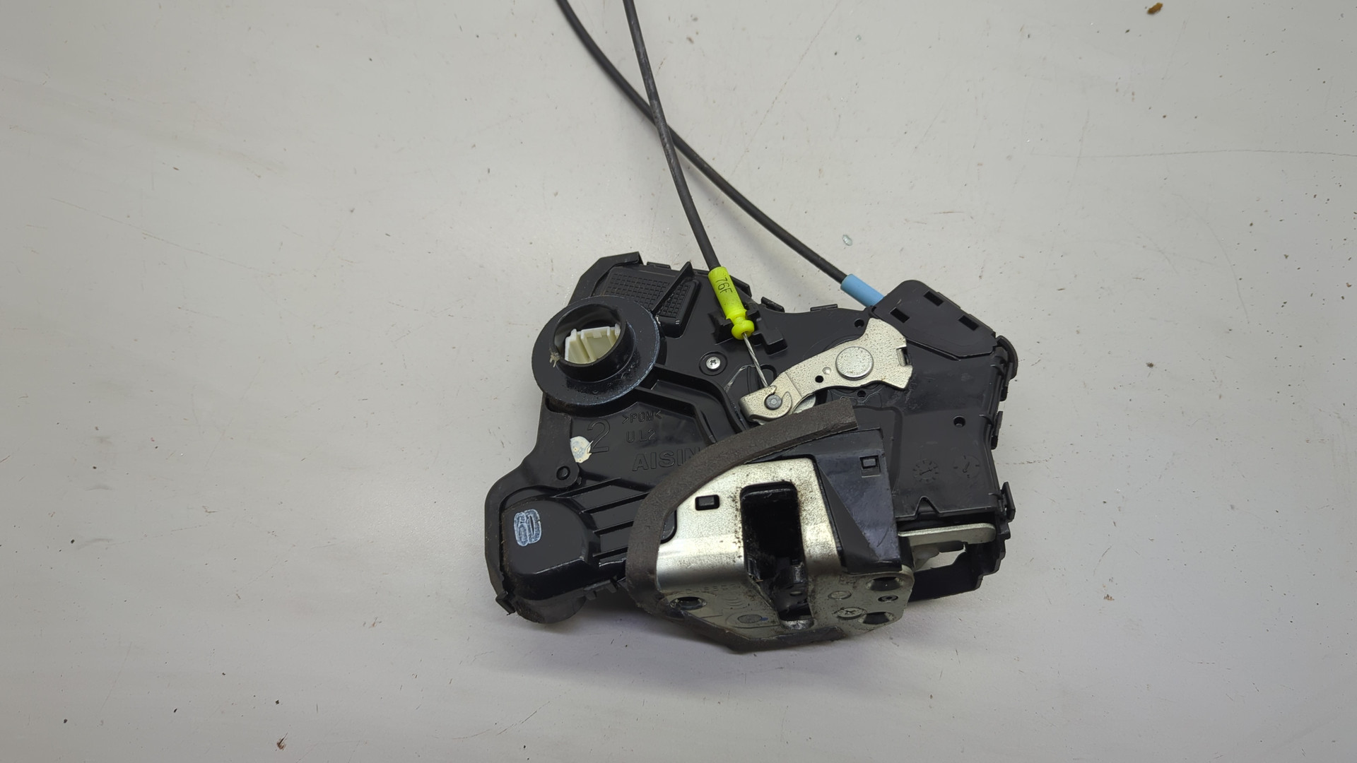 Замок двери передней левой