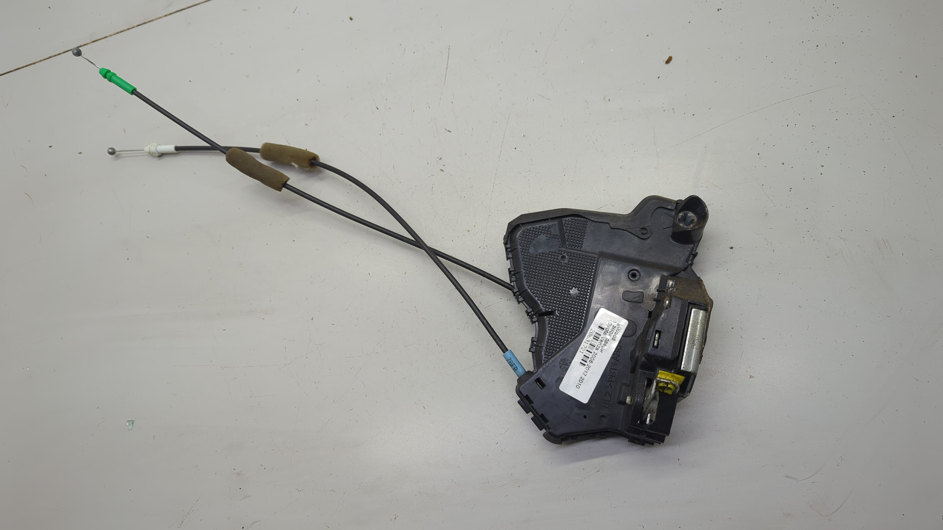 Замок двери передней левой