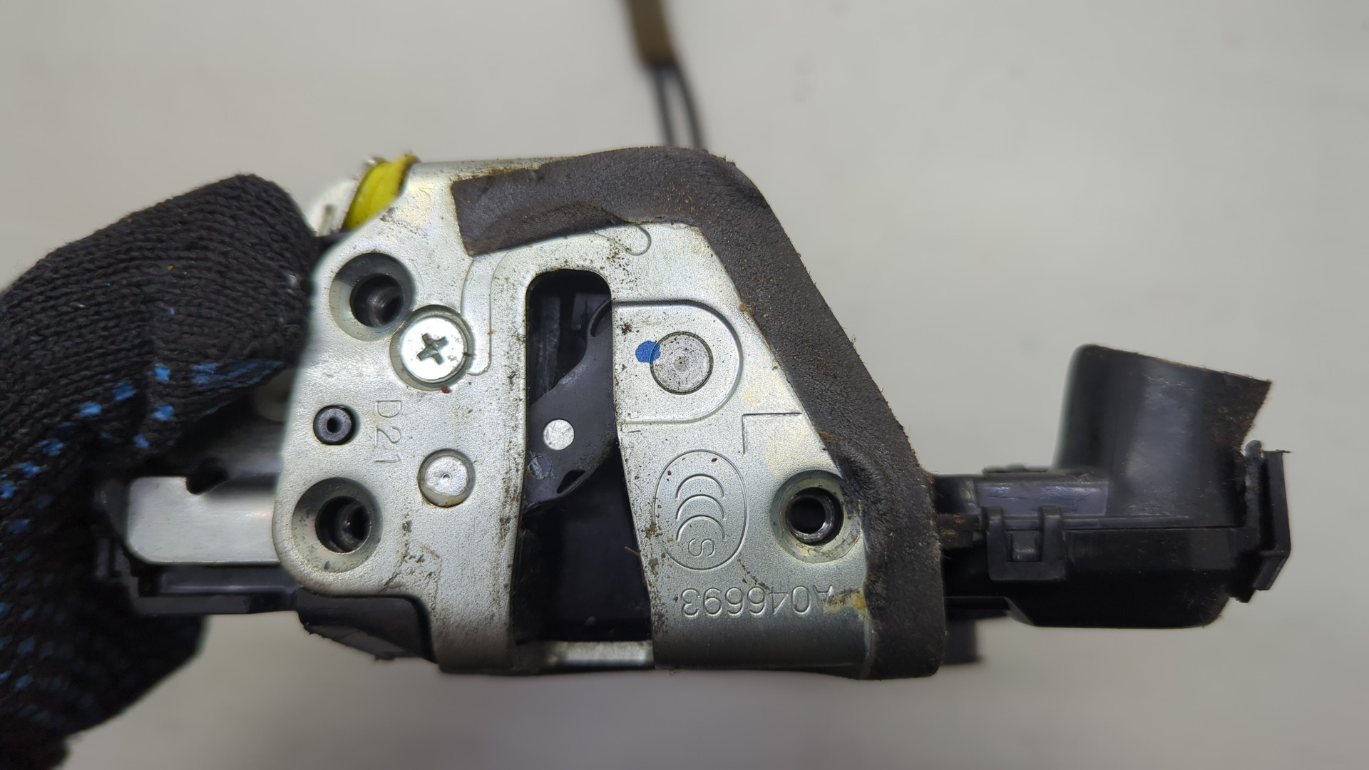 Замок двери передней левой