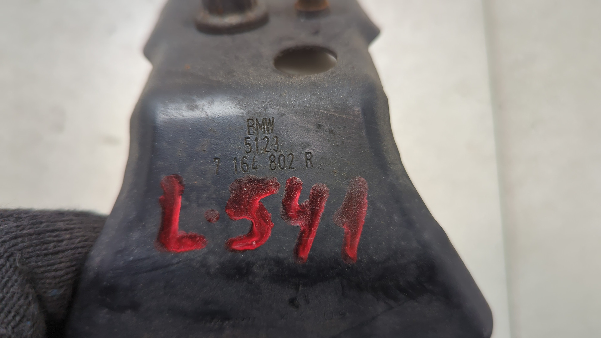 Замок капота