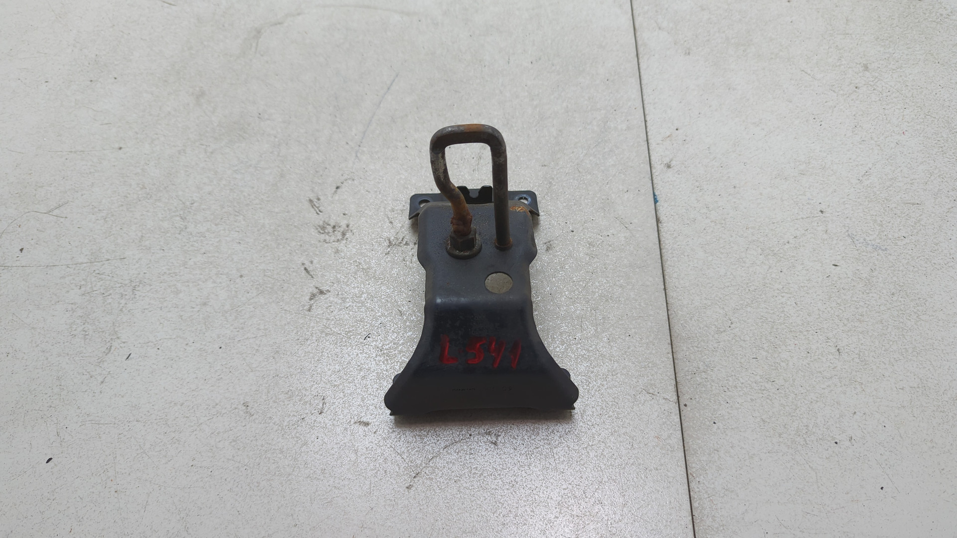 Замок капота