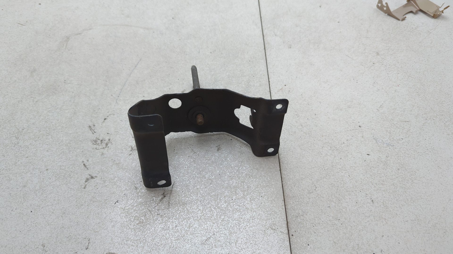 Замок капота