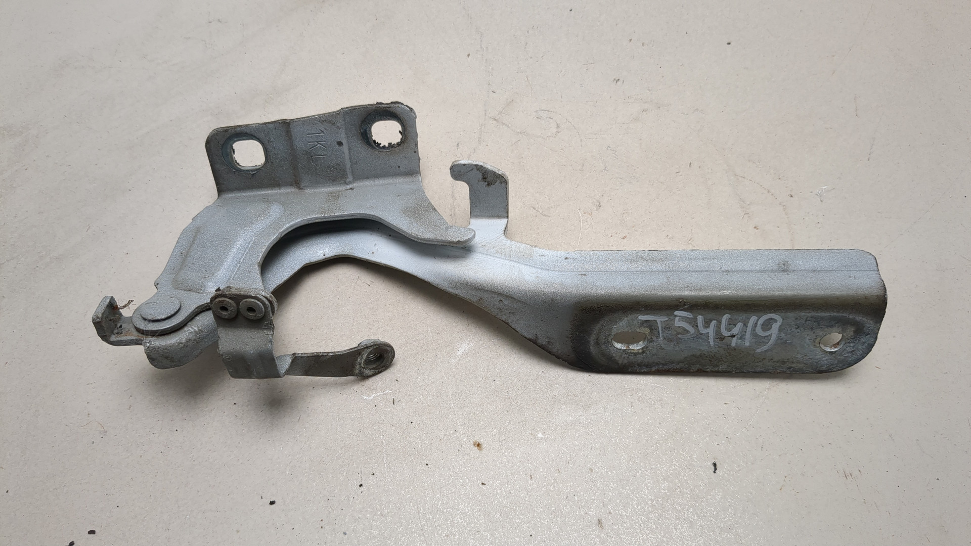 Петля капота левая