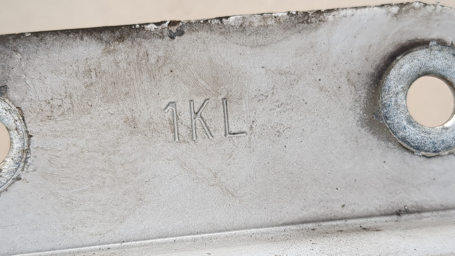 Петля капота левая