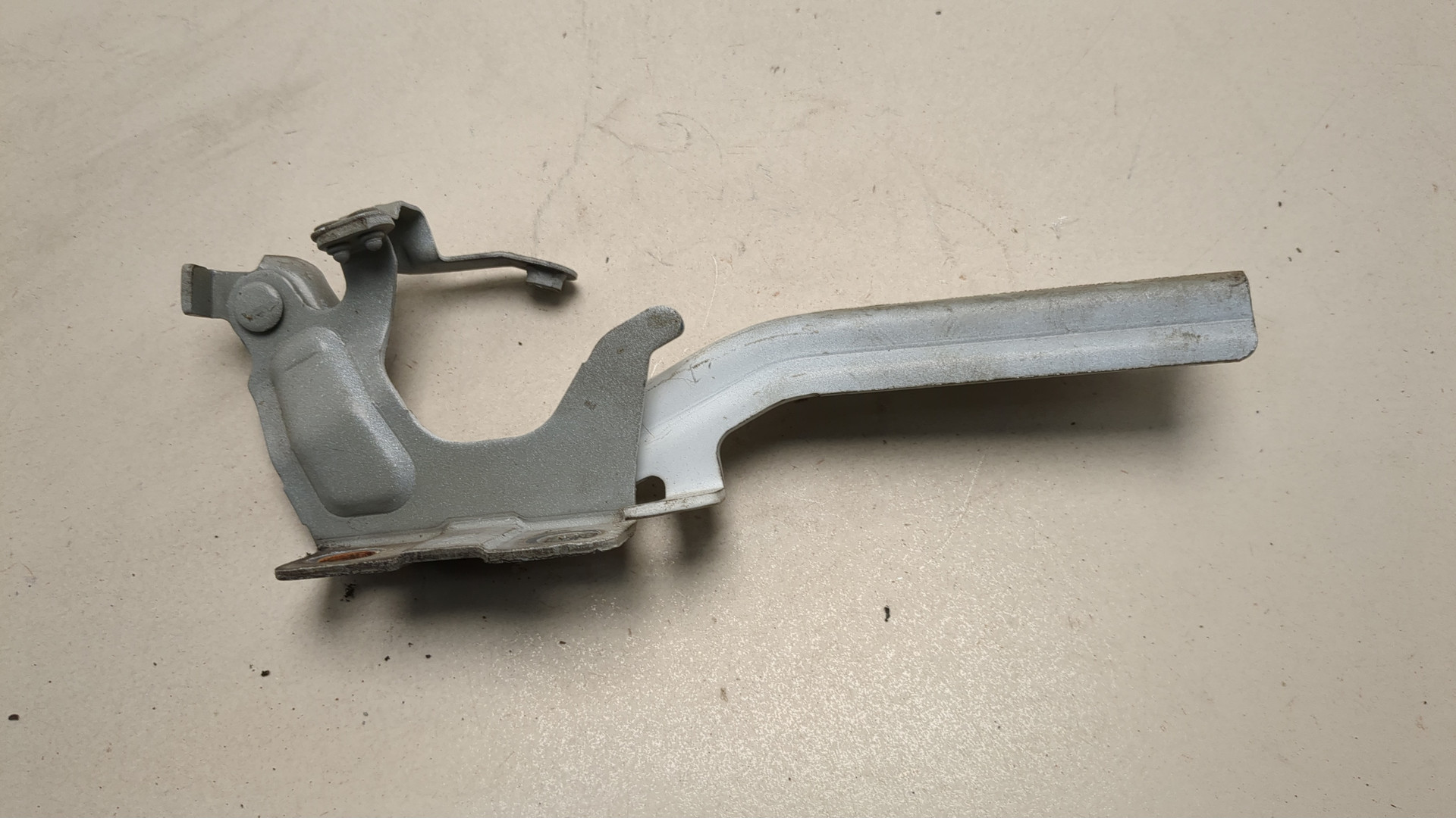 Петля капота правая