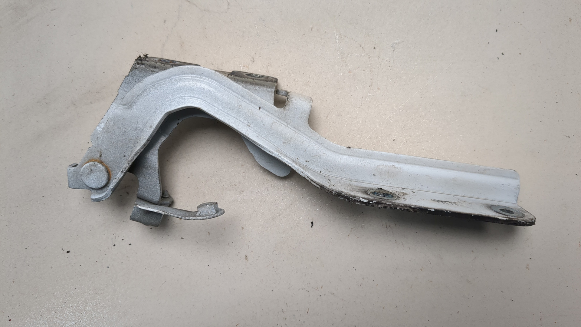 Петля капота правая