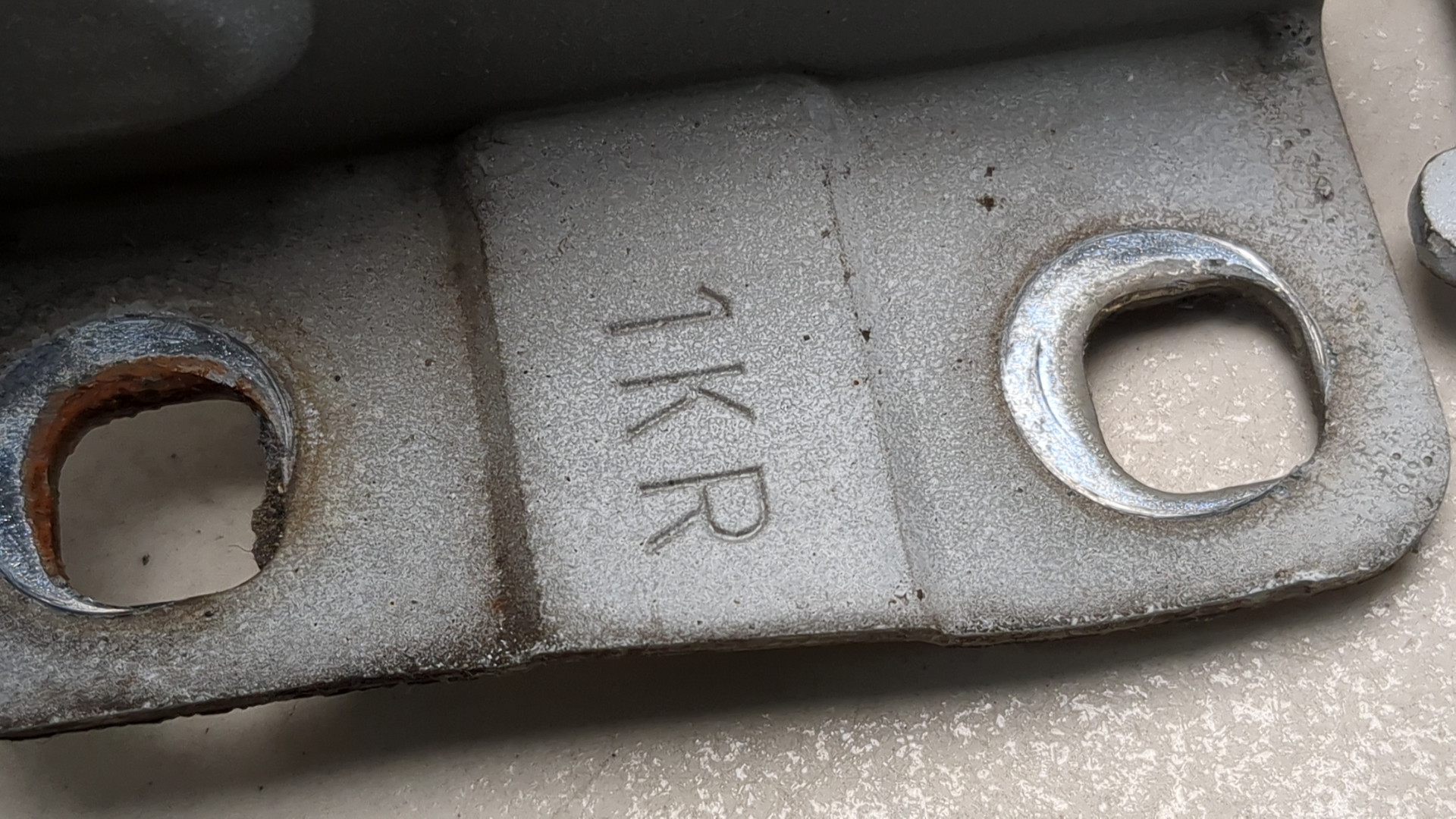 Петля капота правая