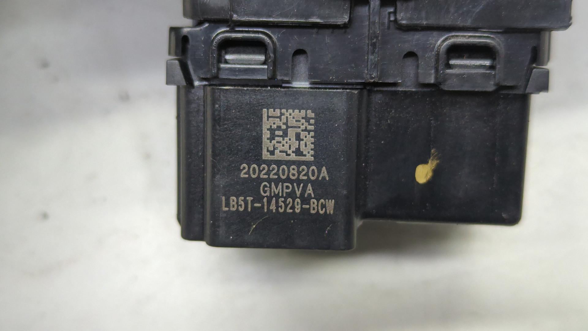 Кнопка стеклоподъемника