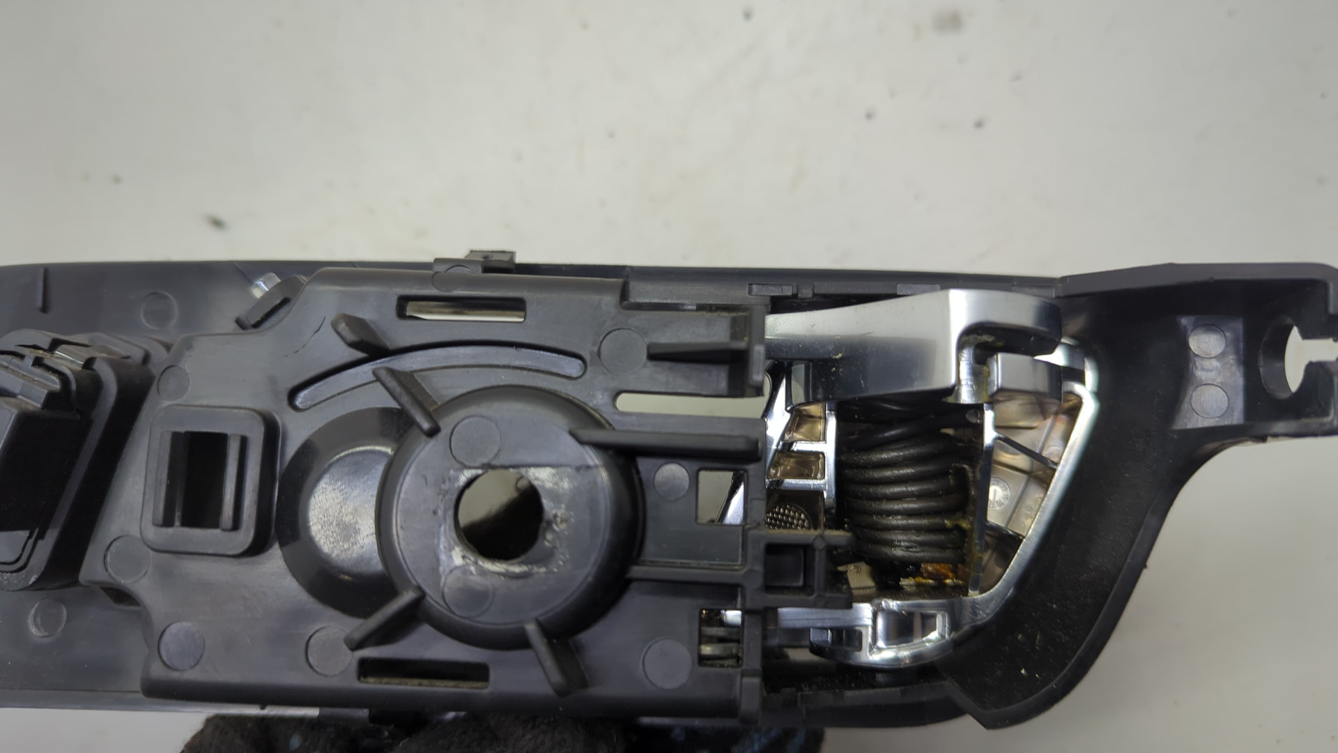 Ручка двери передней внутренняя левая