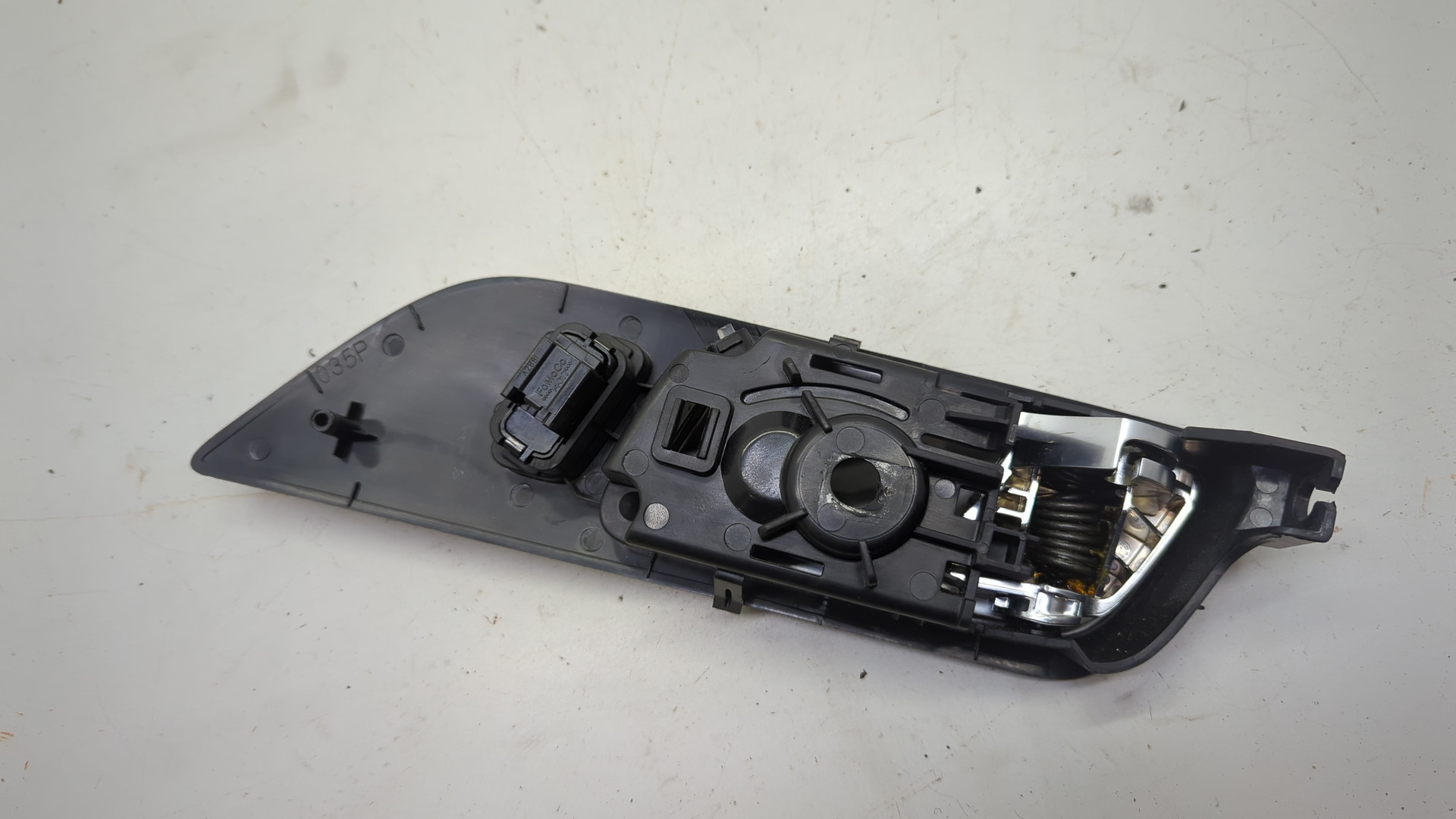 Ручка двери передней внутренняя левая