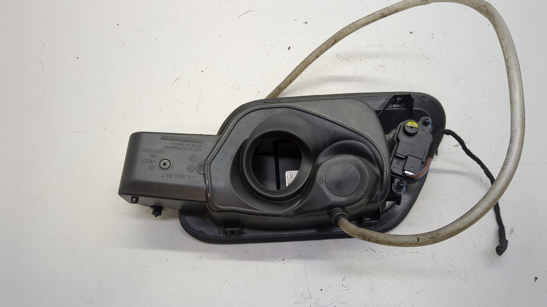 Лючок бензобака