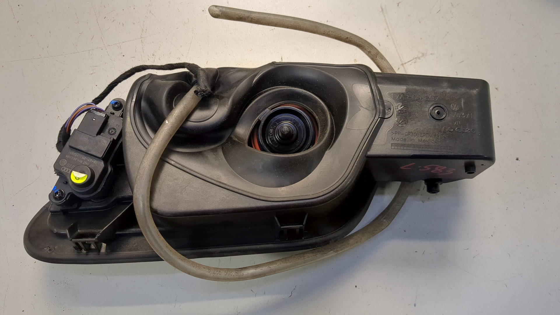 Лючок бензобака