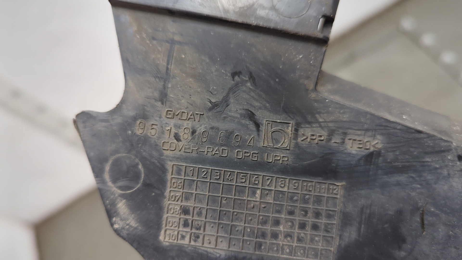 Кожух замка капота