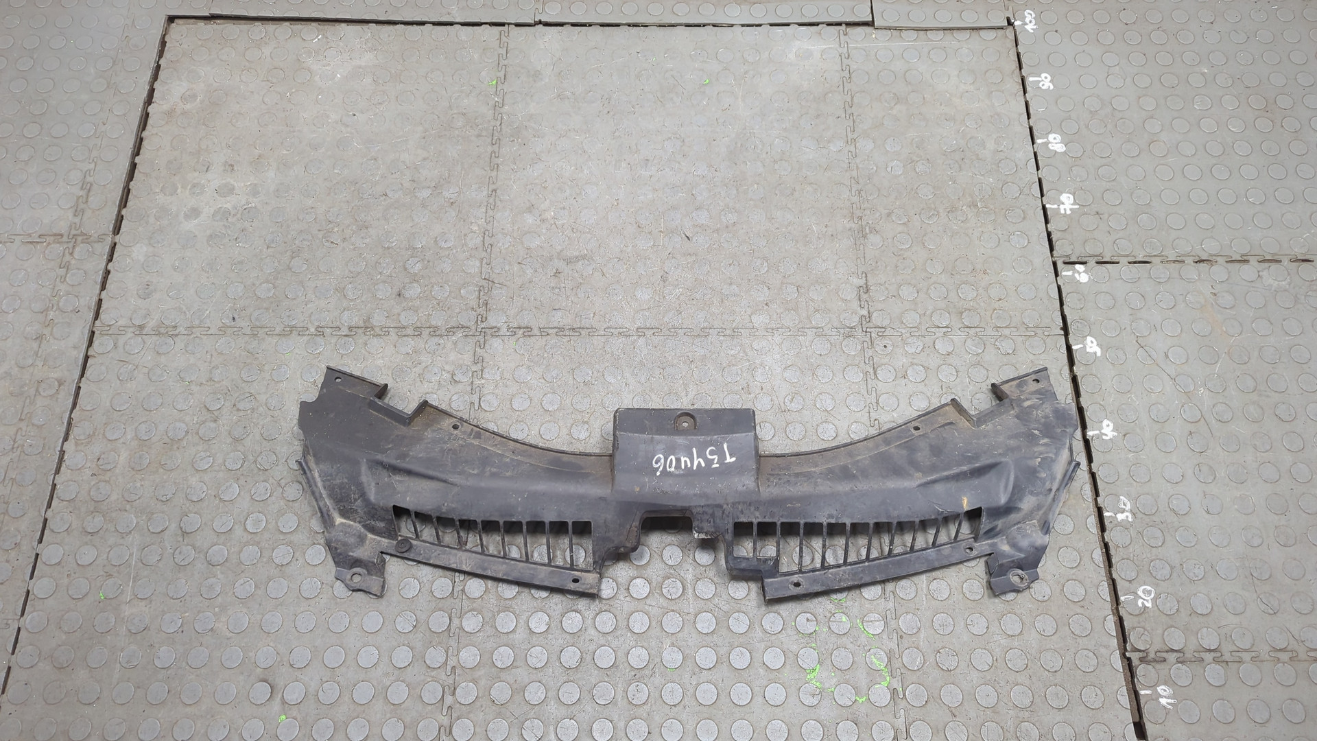 Кожух замка капота