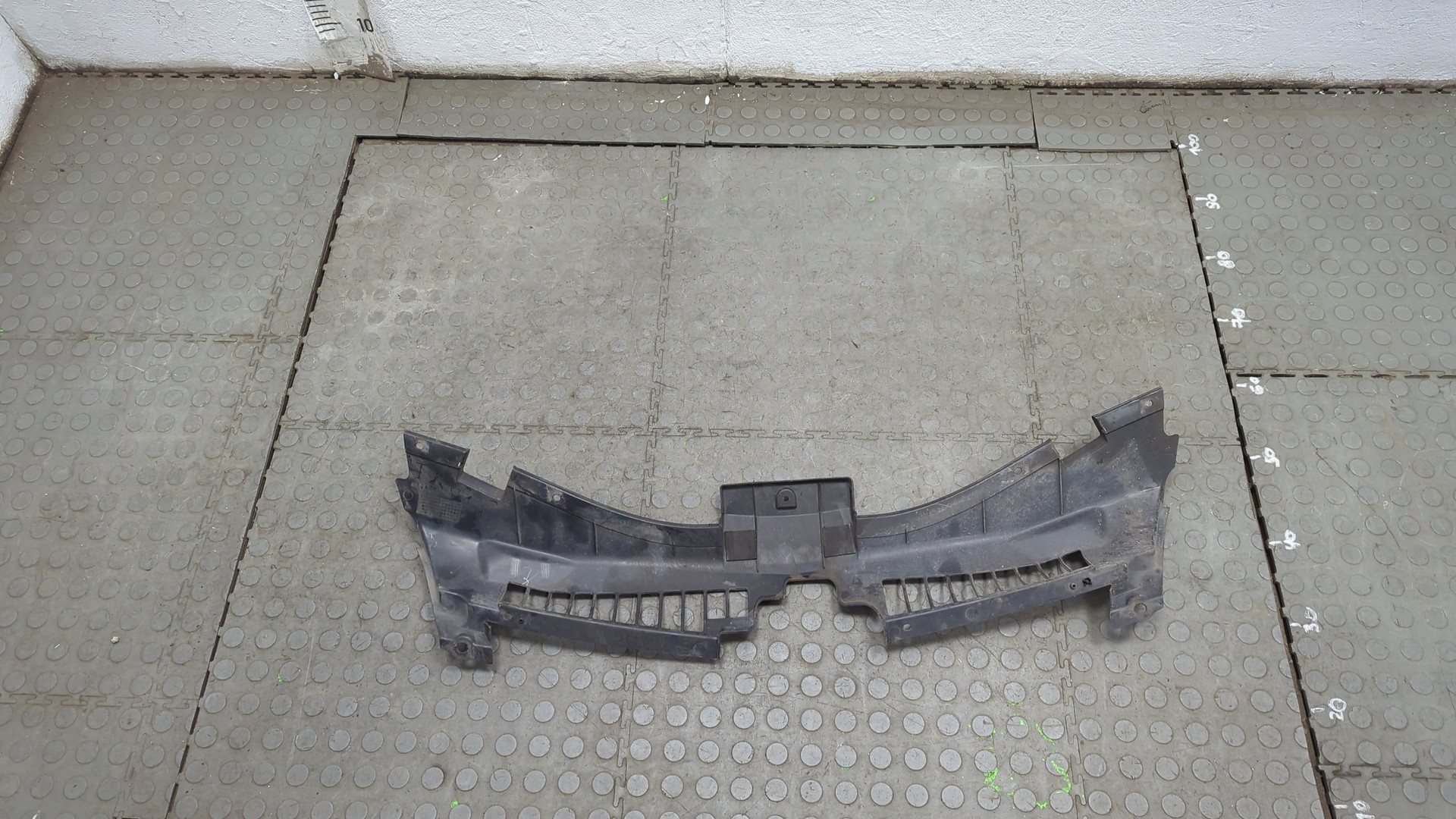 Кожух замка капота