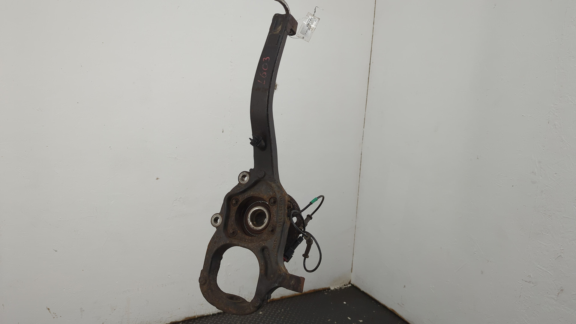 Кулак поворотный передний правый