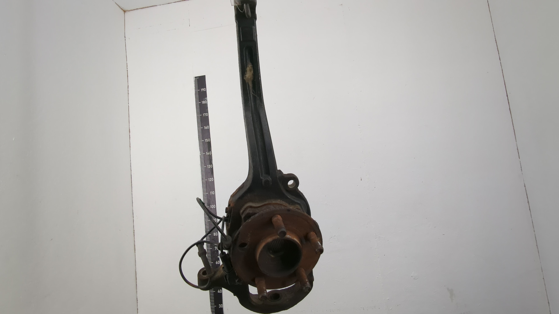 Кулак поворотный передний правый