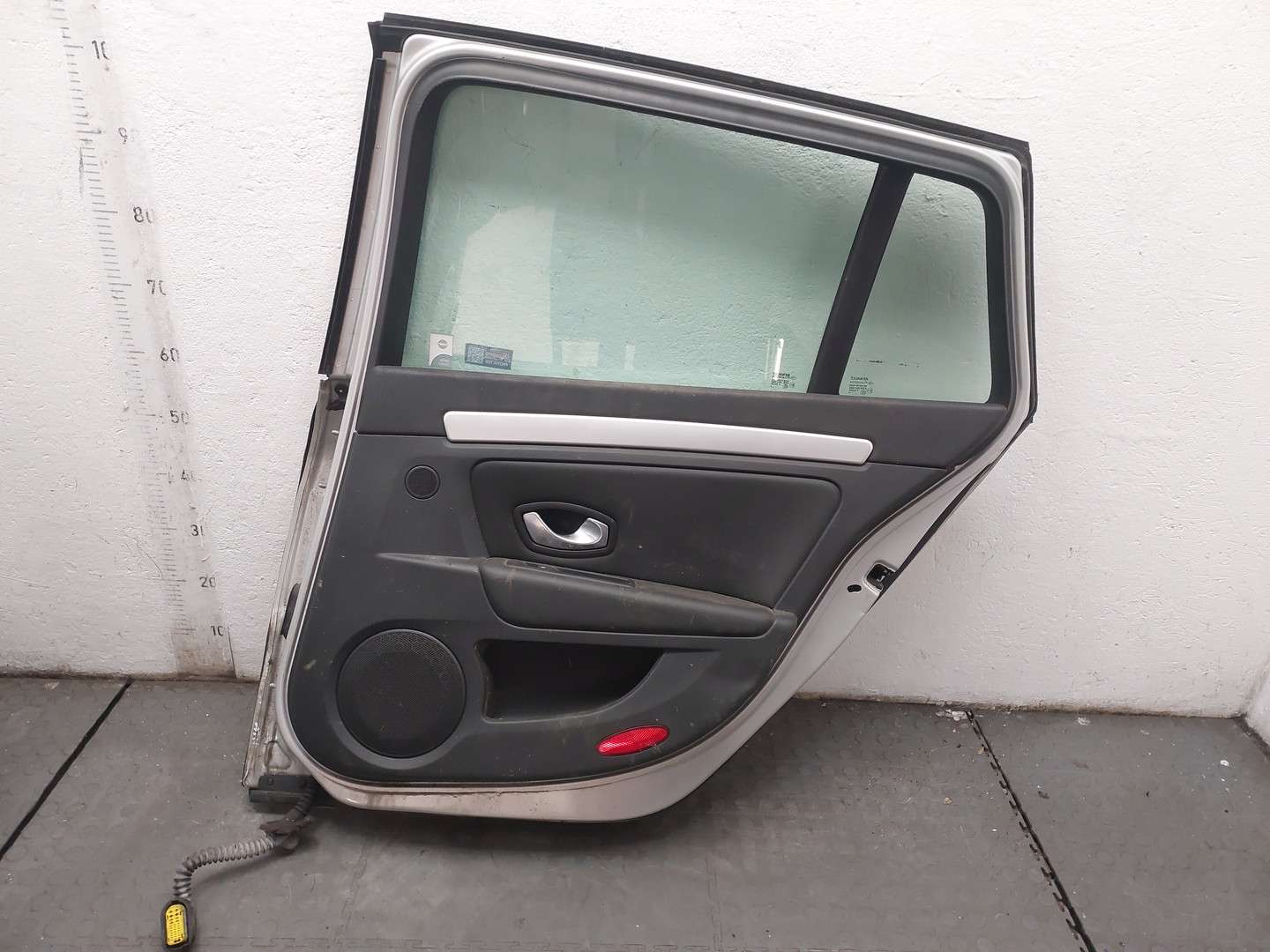 Дверь задняя правая