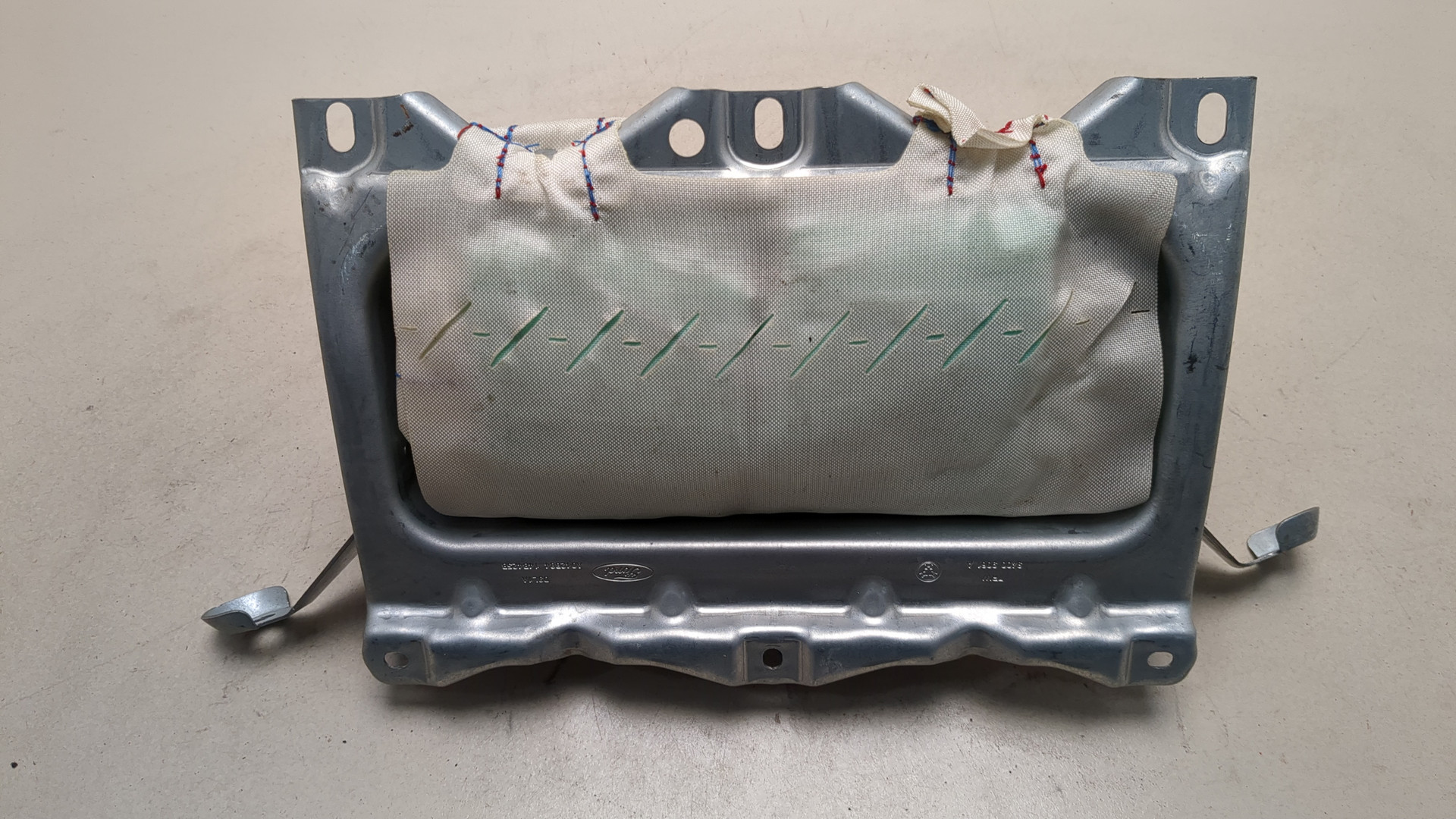 Подушка безопасности пассажирская (в торпедо)