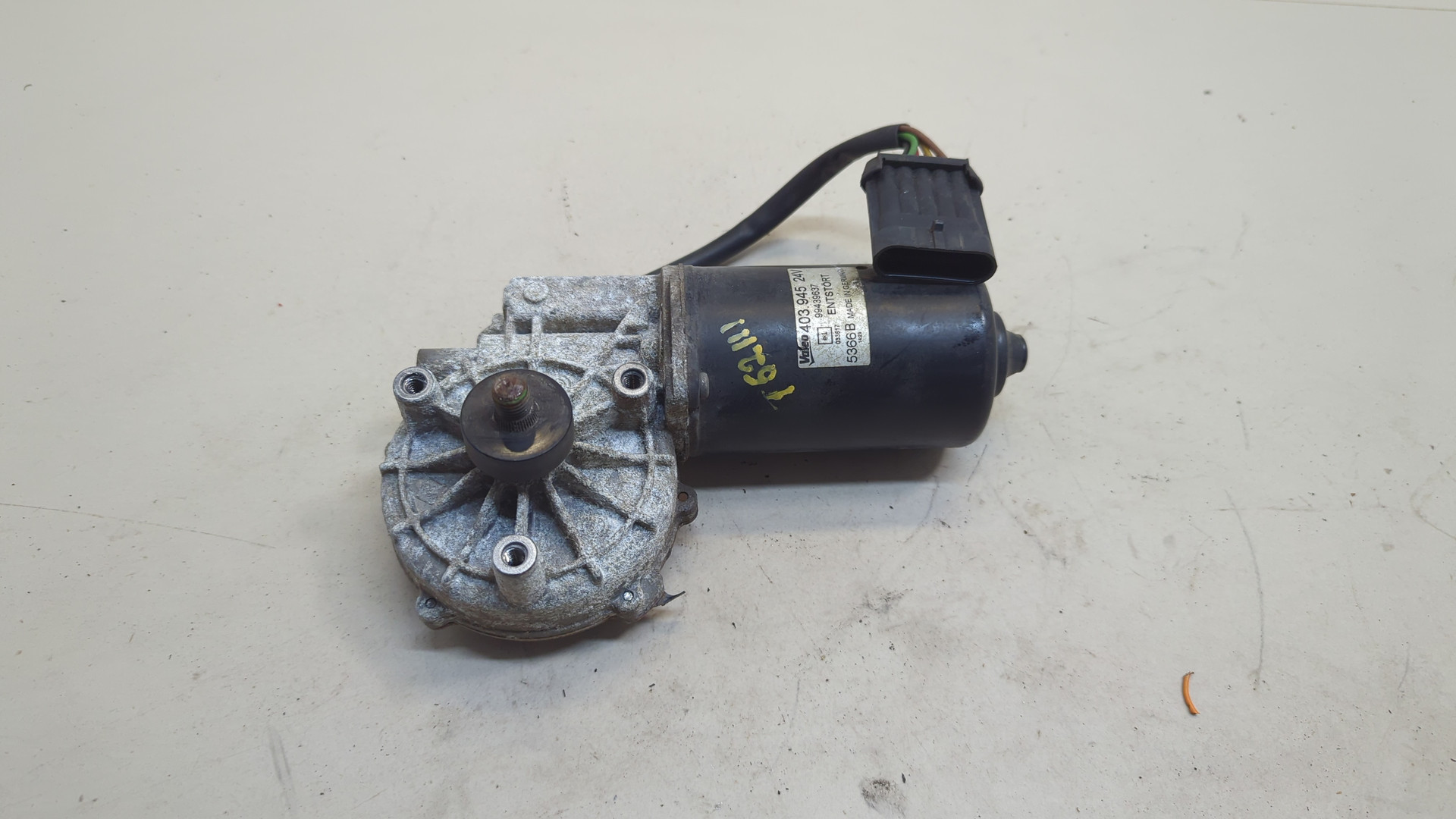 Моторчик стеклоочистителя передний