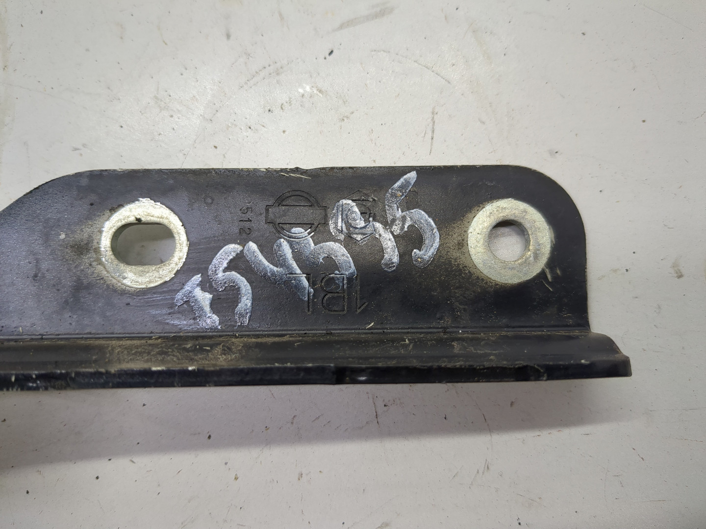 Петля капота левая