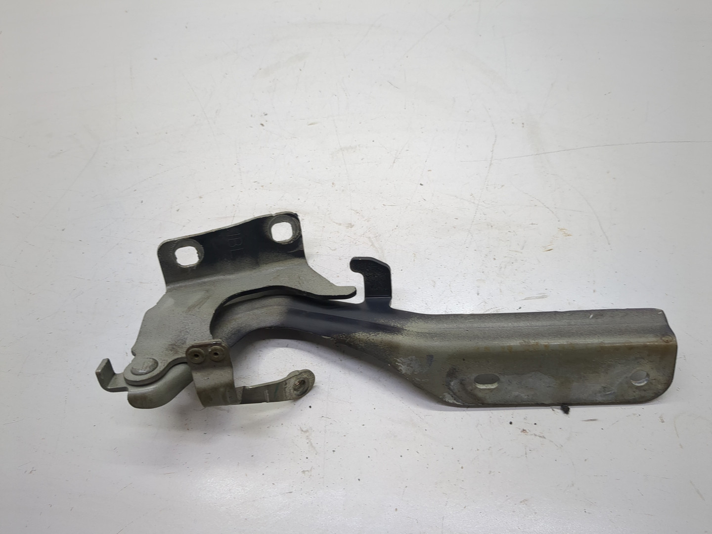 Петля капота левая