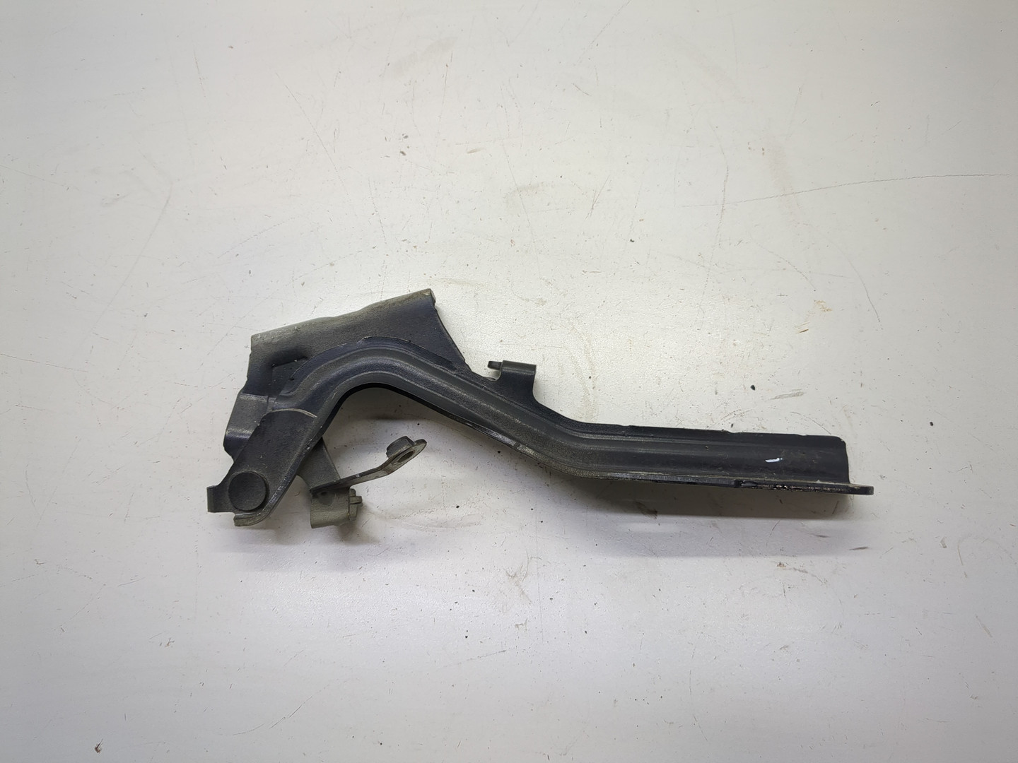 Петля капота правая