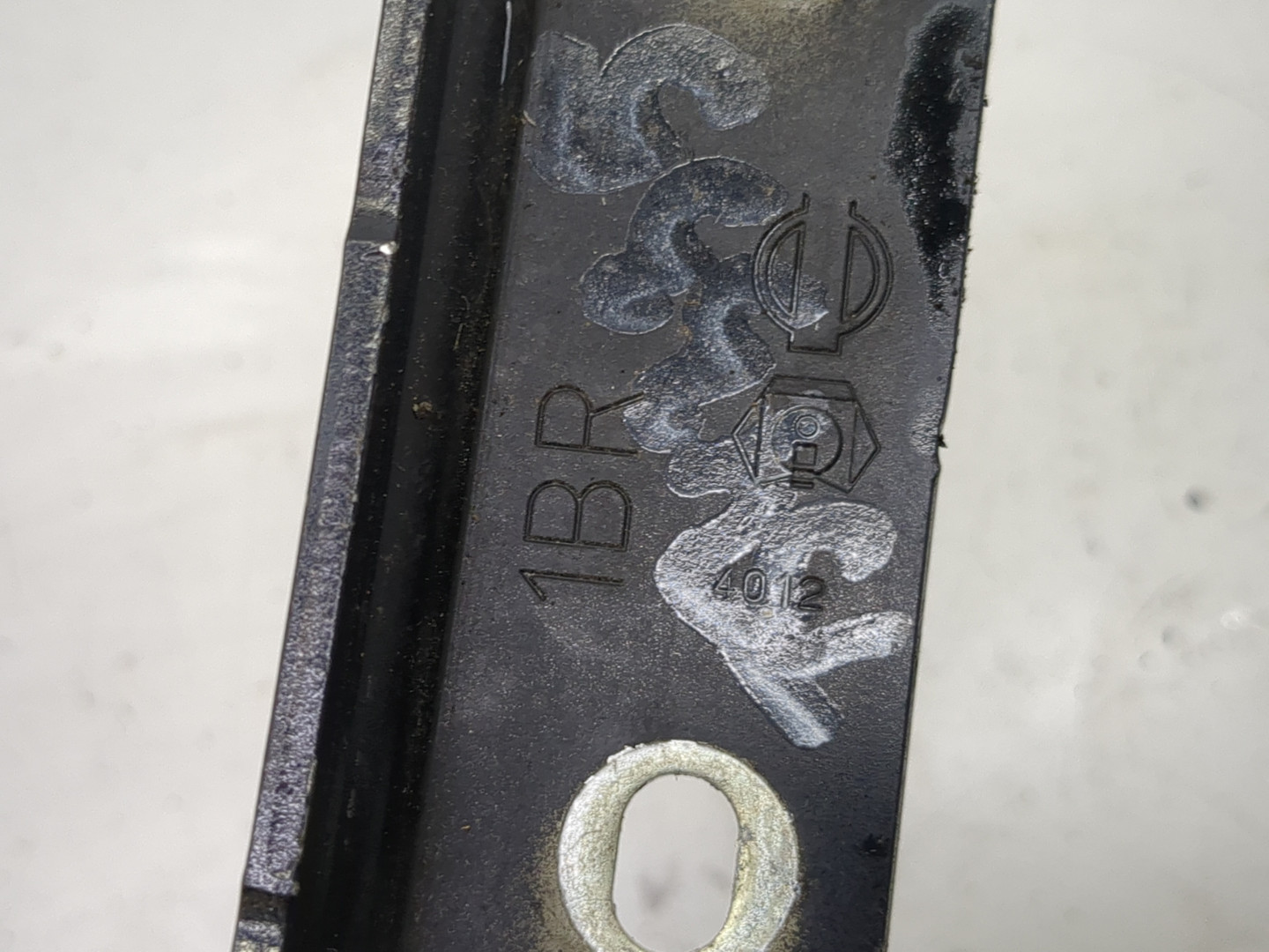 Петля капота правая