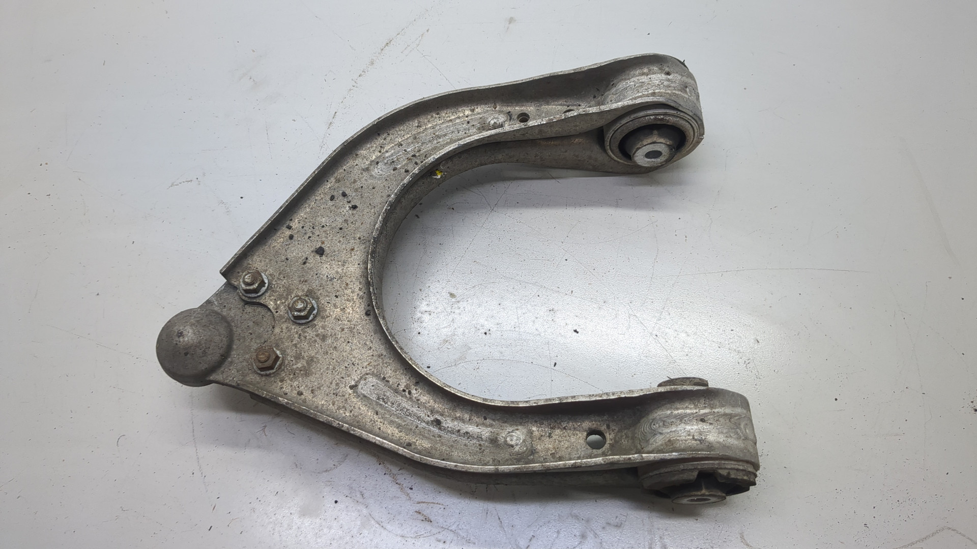 Рычаг передний левый