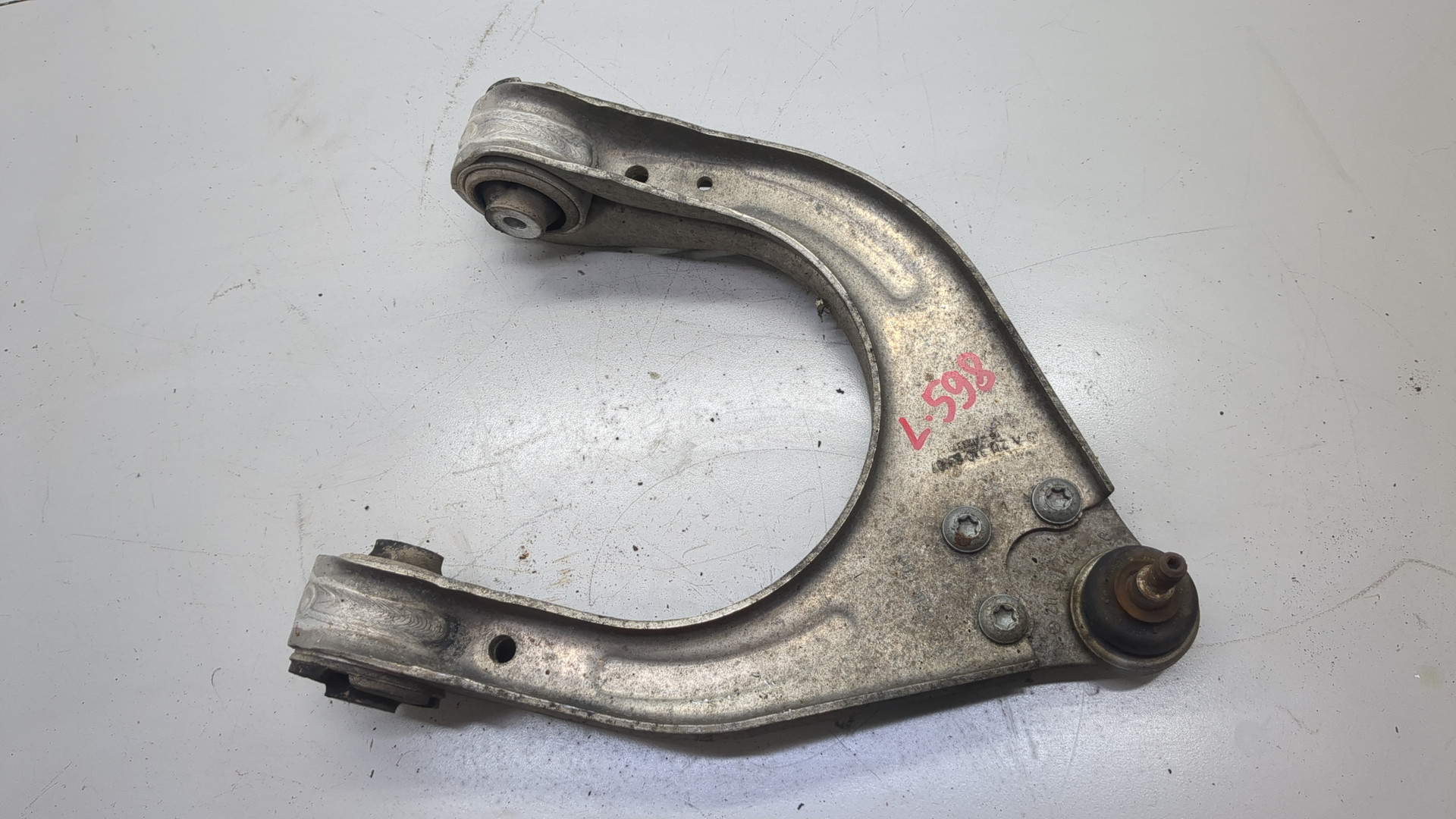 Рычаг передний левый