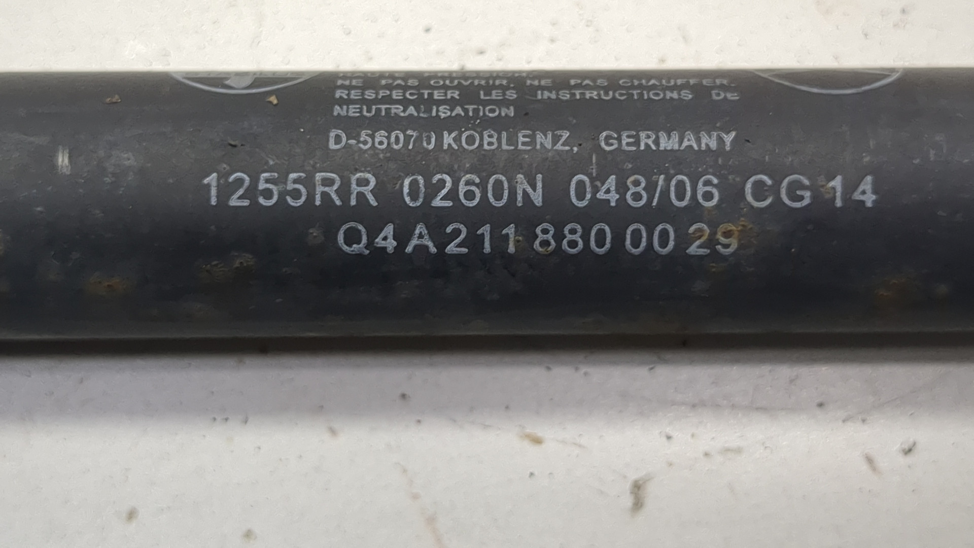 Амортизатор капота