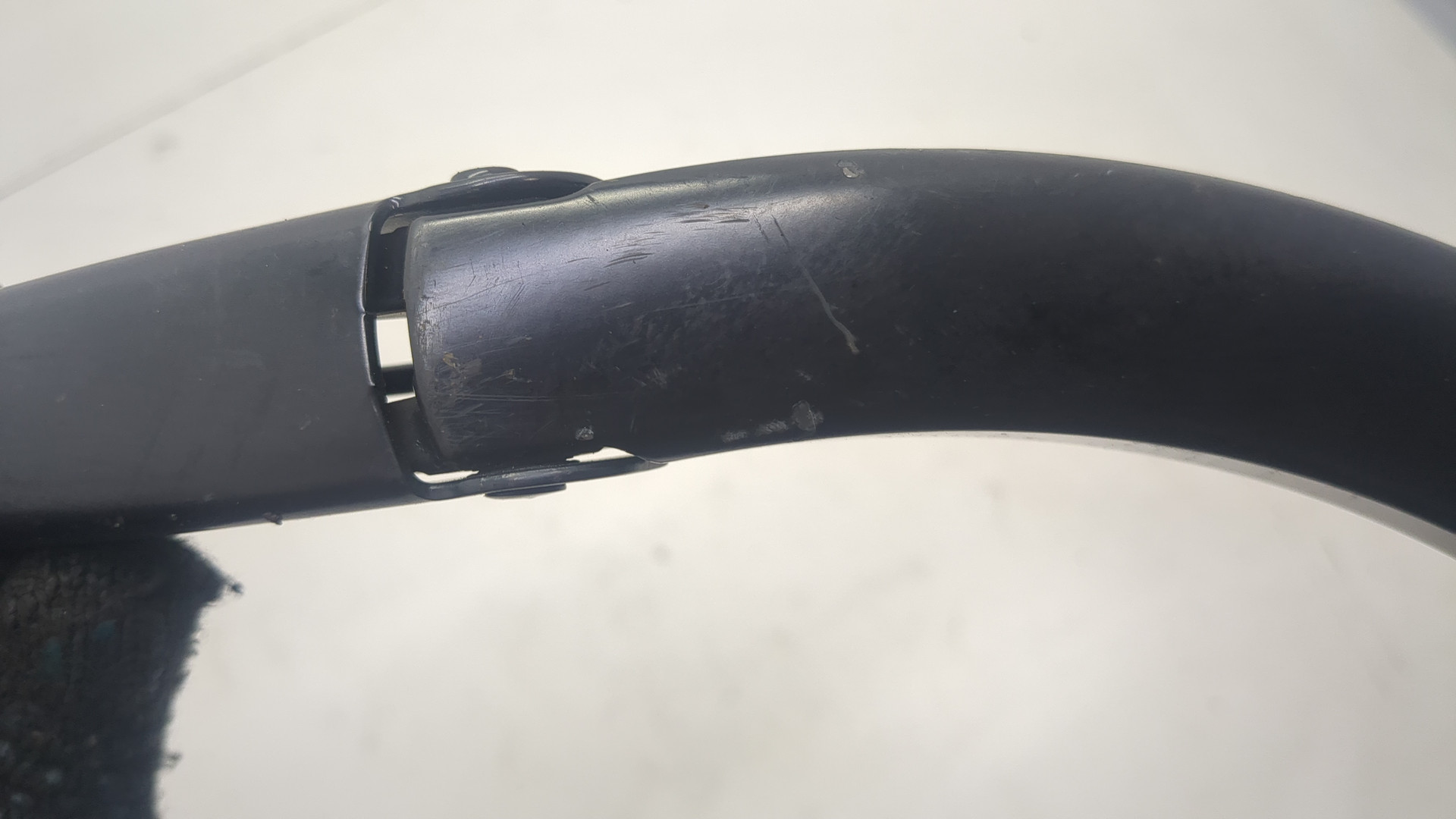 Поводок стеклоочистителя передний левый