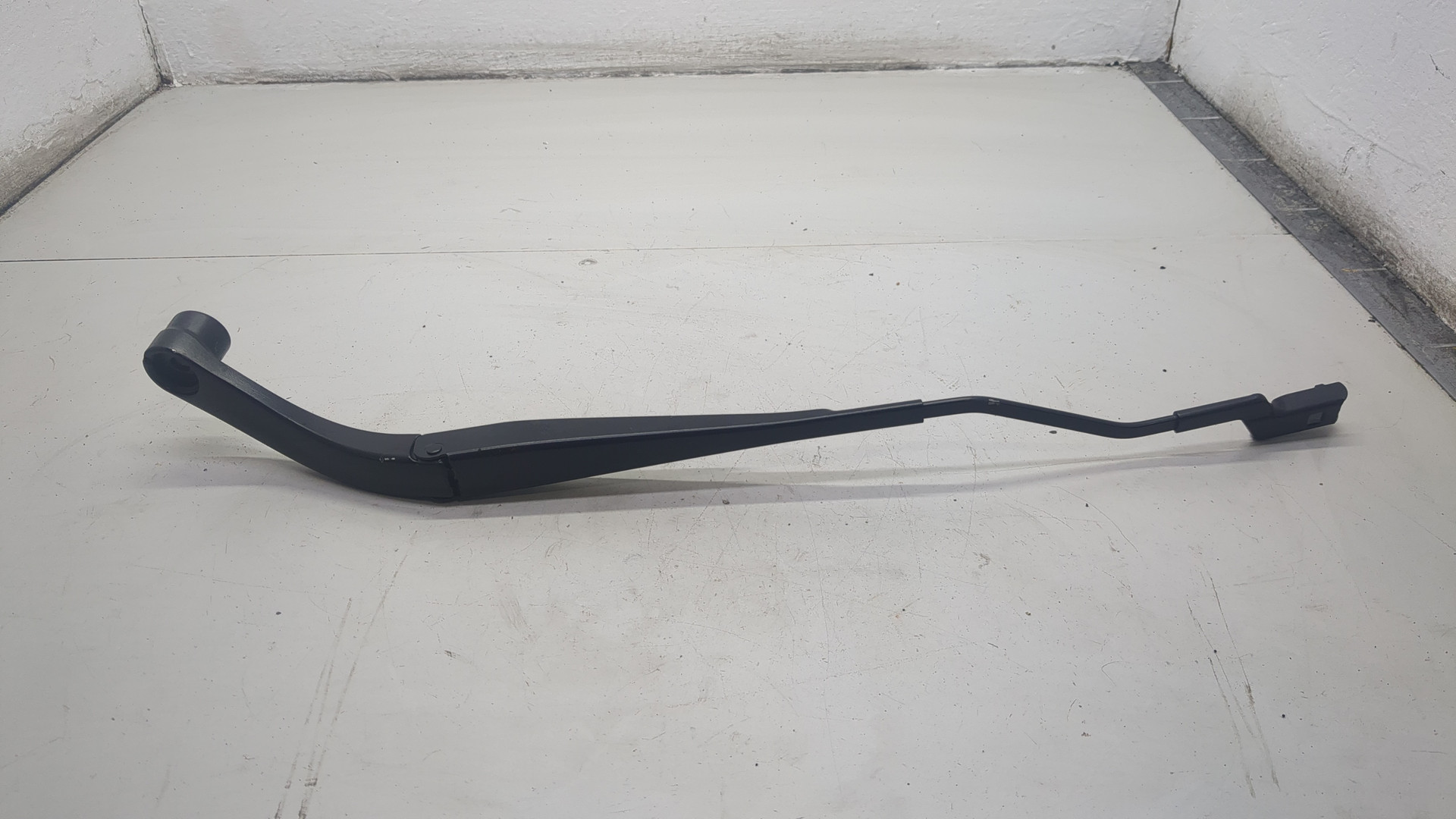 Поводок стеклоочистителя передний левый