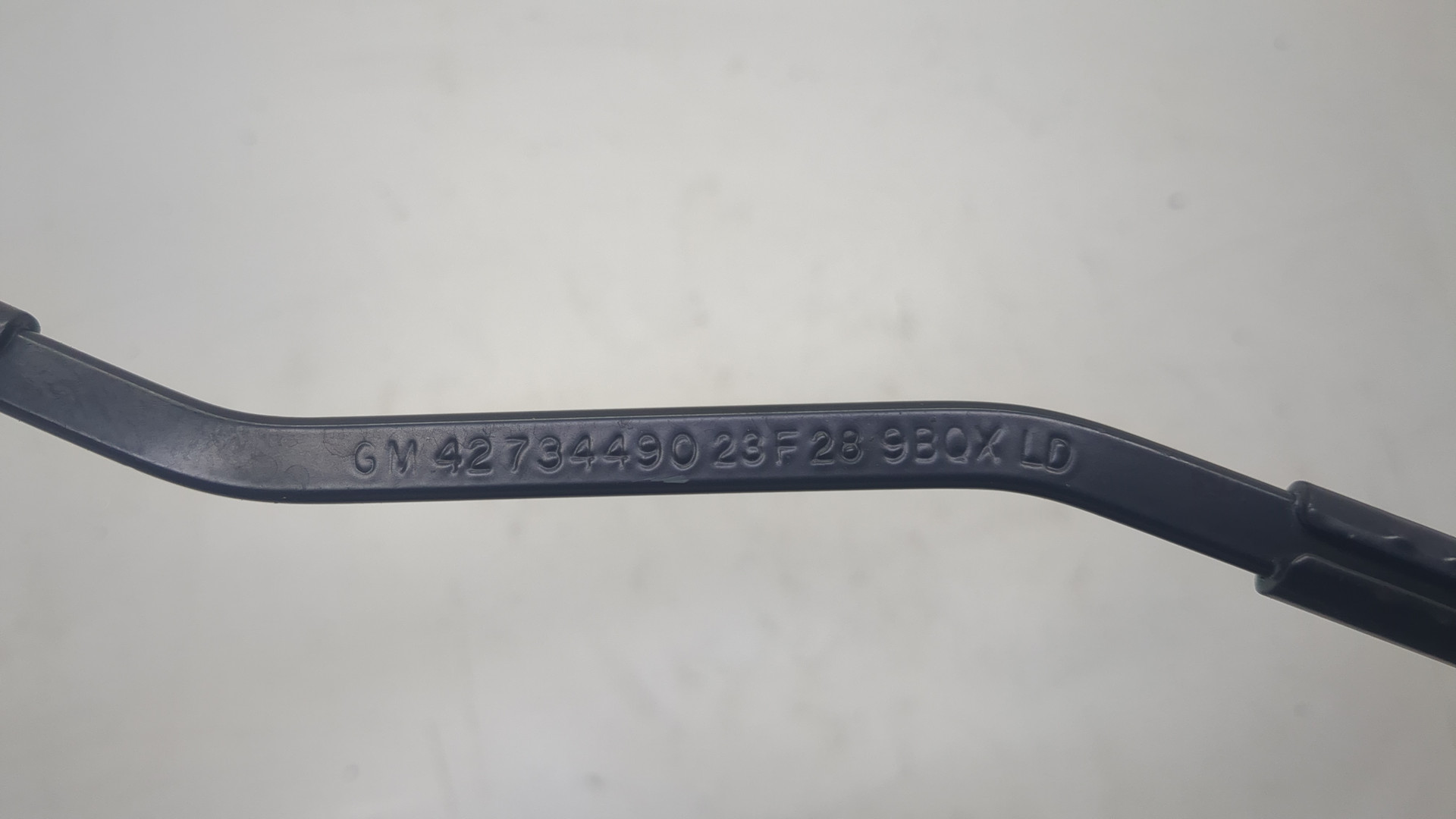 Поводок стеклоочистителя передний левый