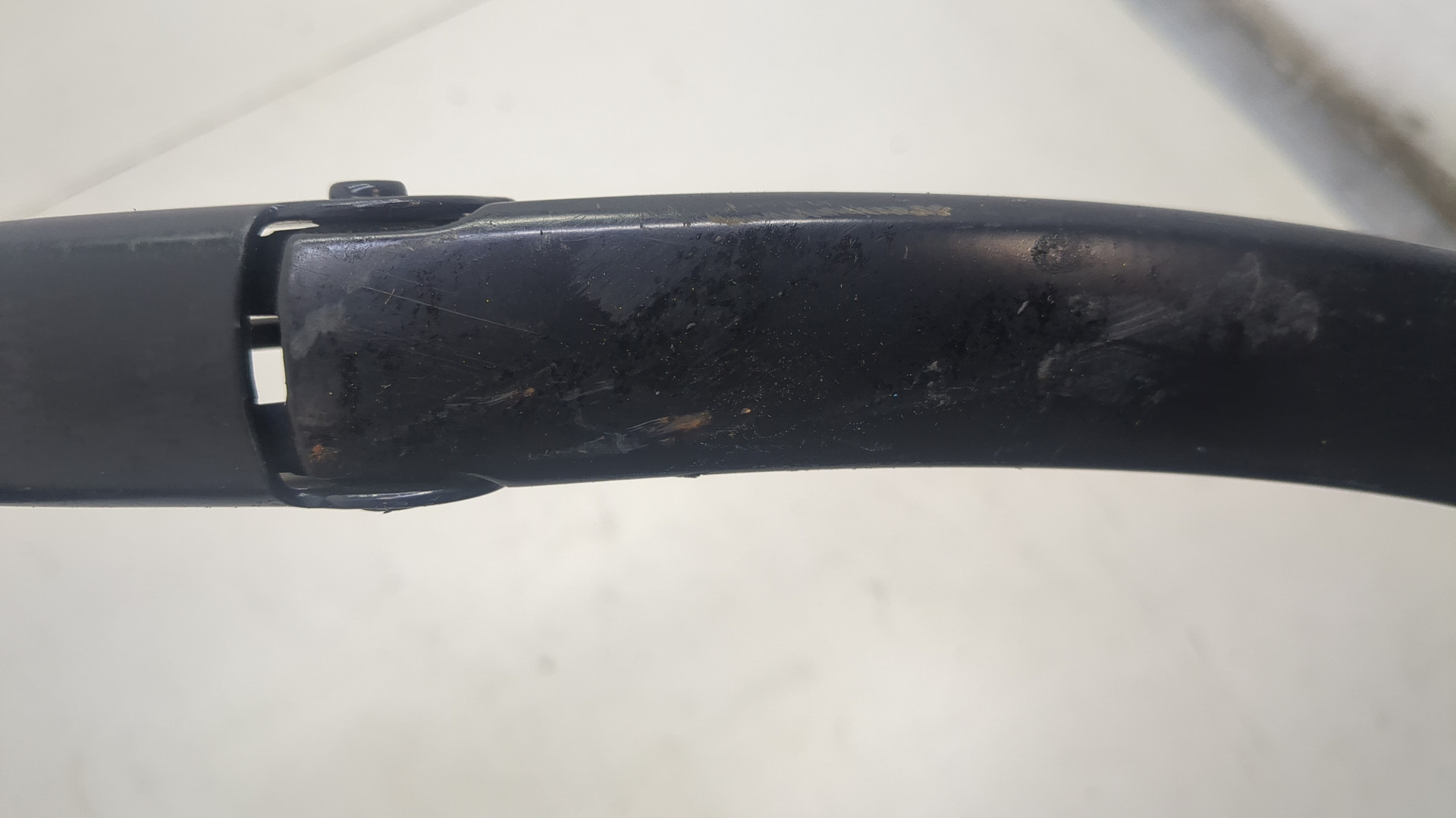 Поводок стеклоочистителя передний правый