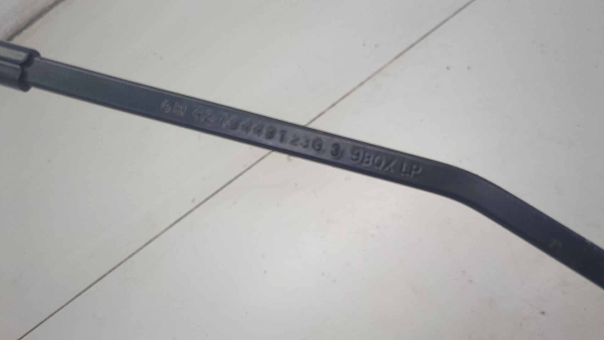 Поводок стеклоочистителя передний правый