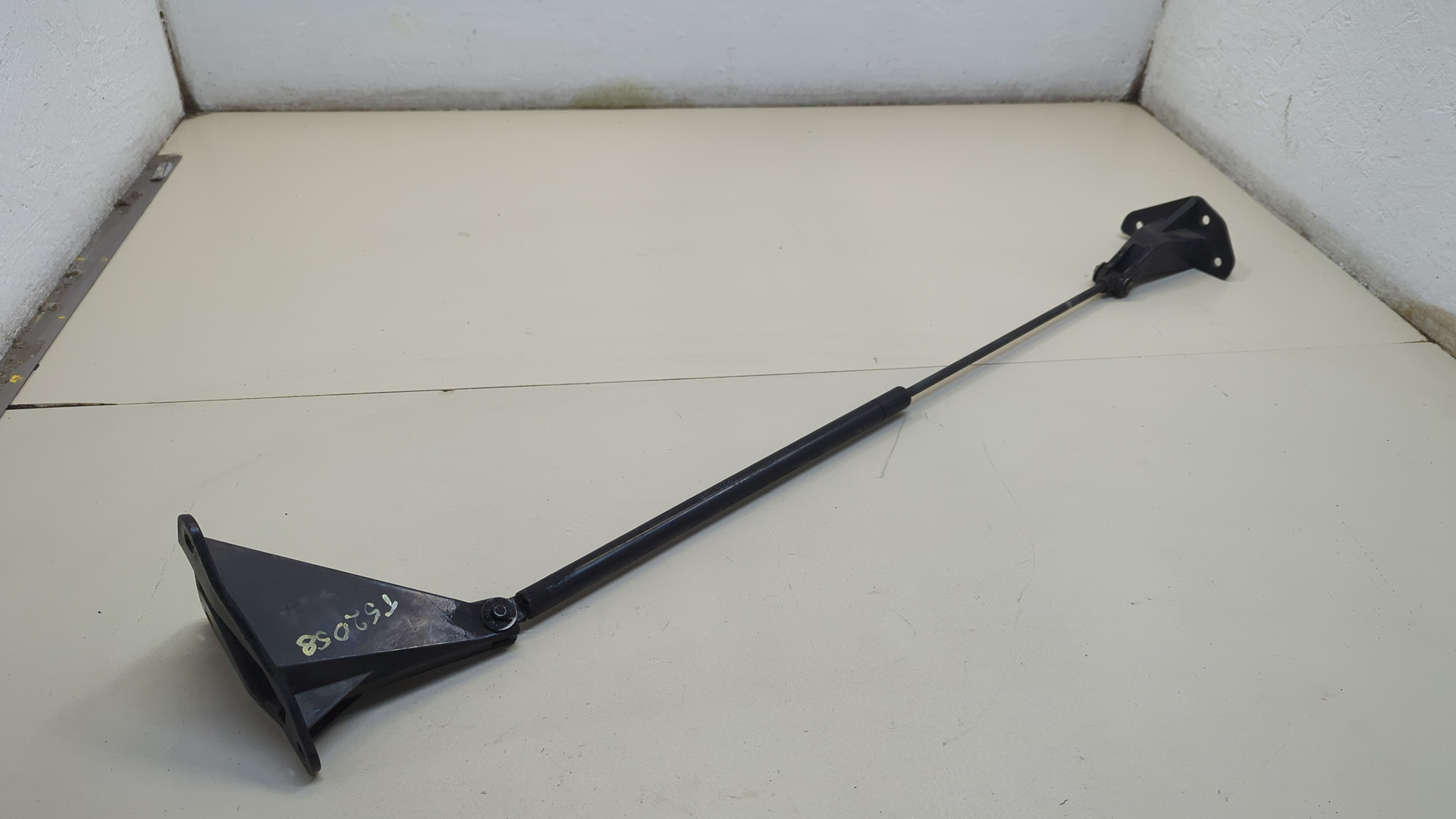 Амортизатор капота