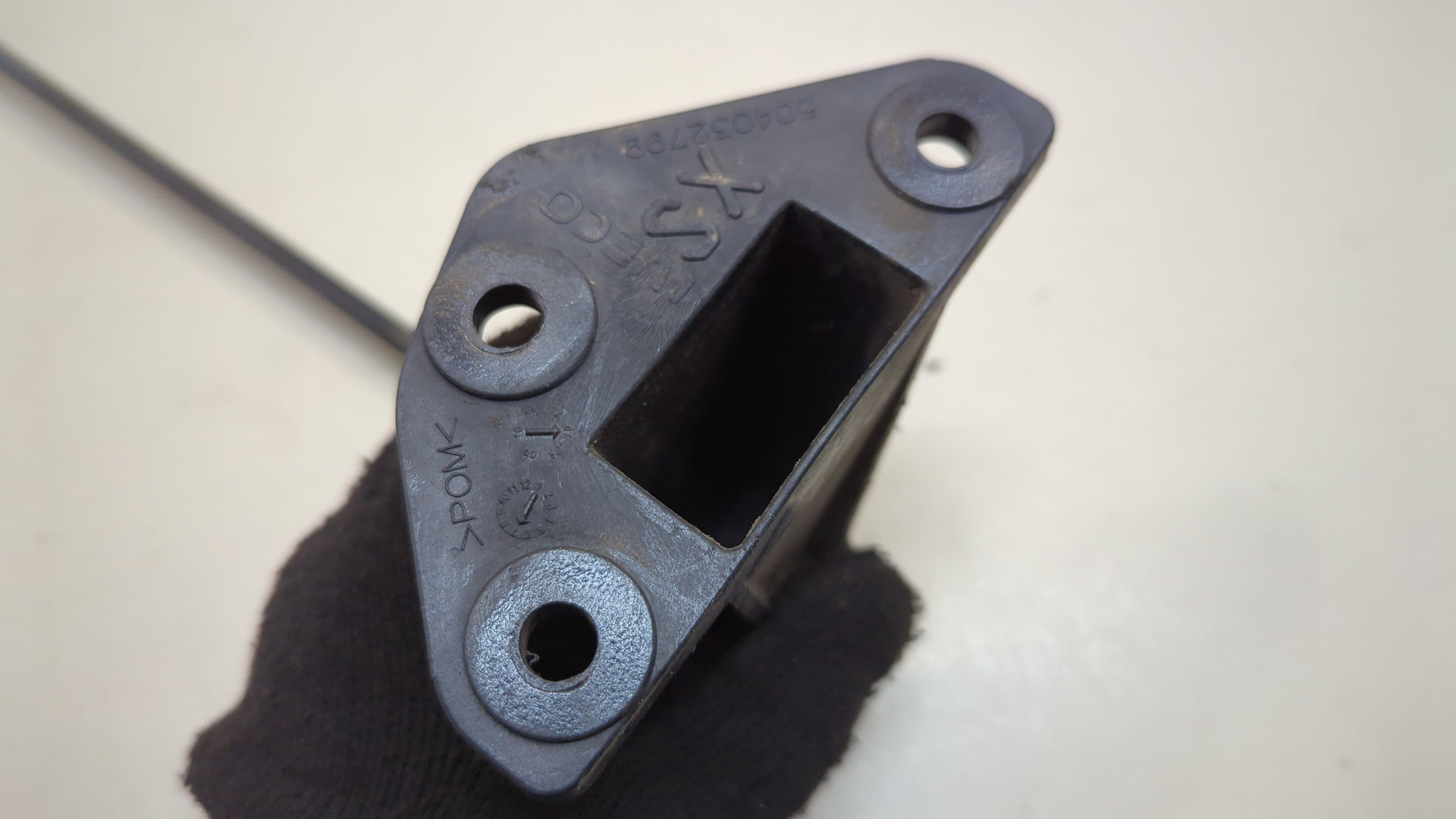 Амортизатор капота