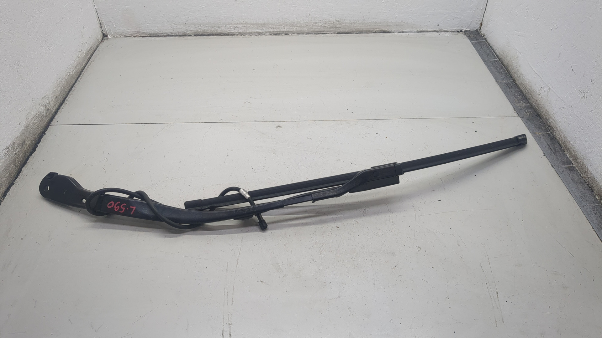 Поводок стеклоочистителя передний левый