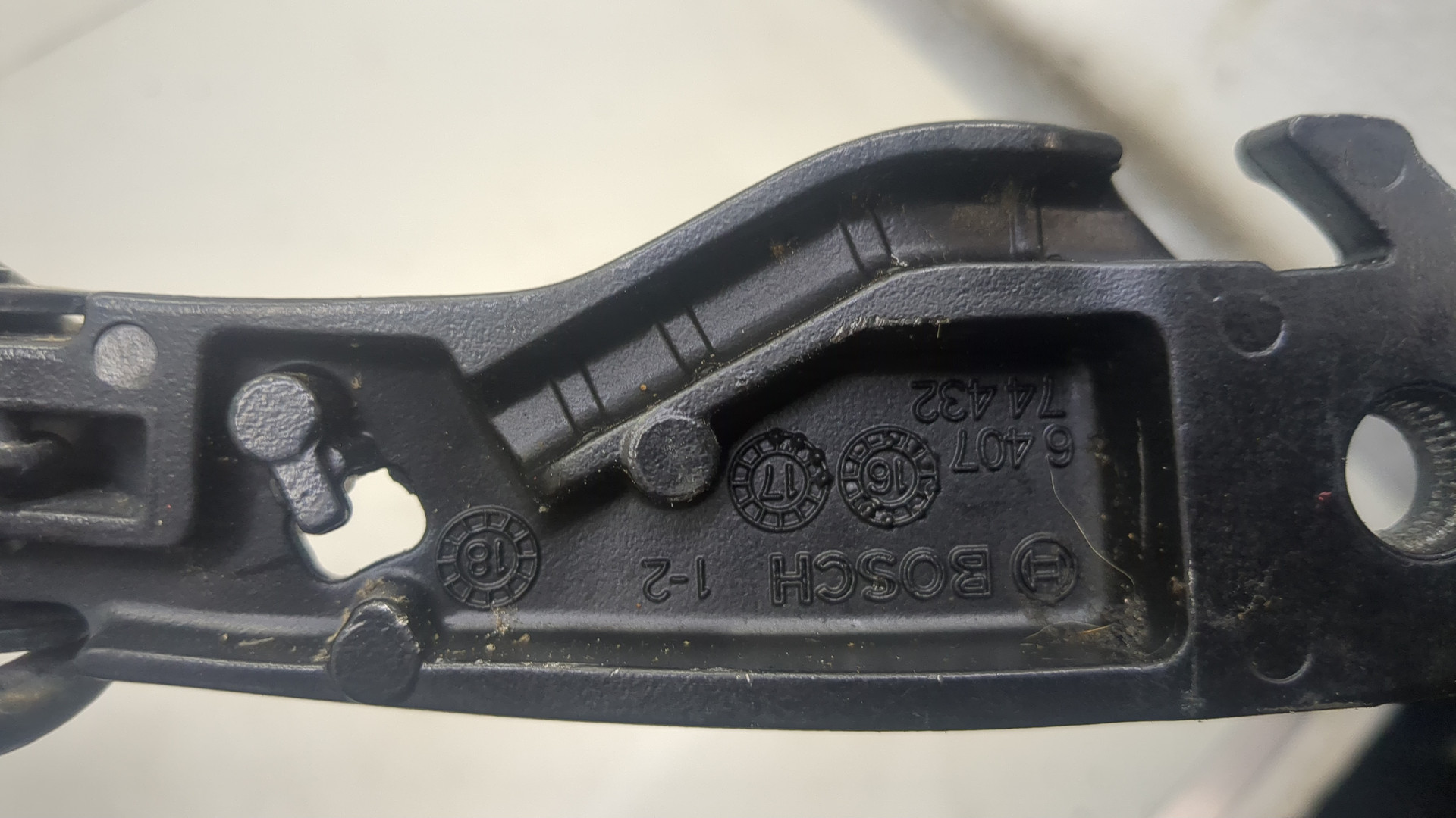 Поводок стеклоочистителя передний левый