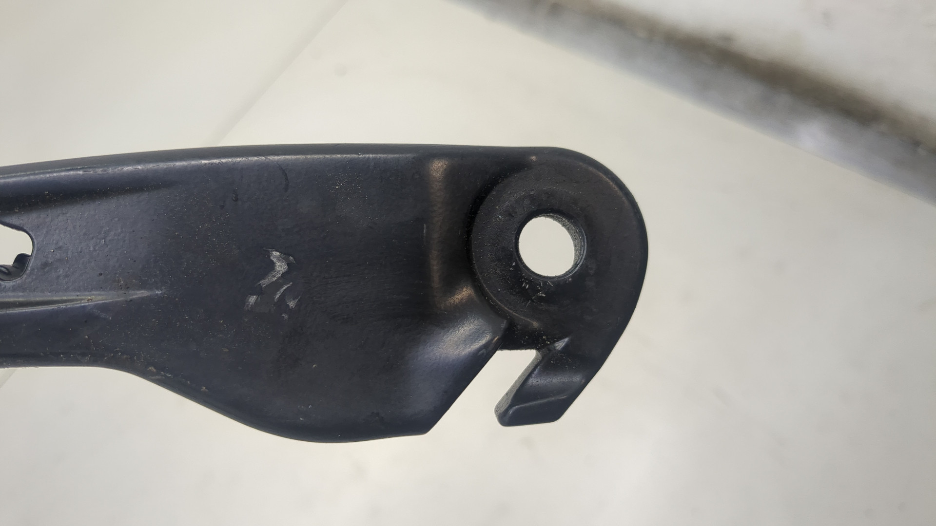 Поводок стеклоочистителя передний левый