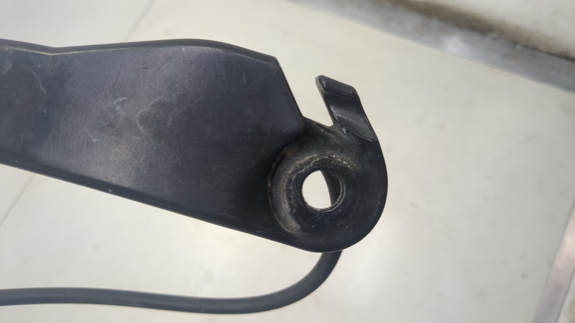 Поводок стеклоочистителя передний правый