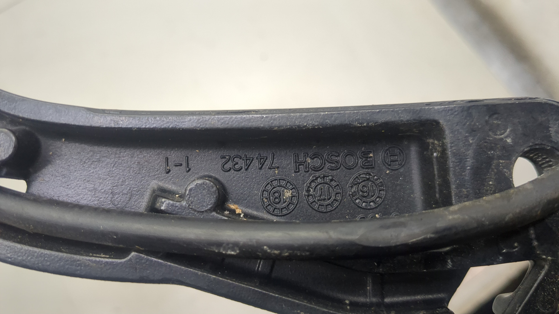 Поводок стеклоочистителя передний правый