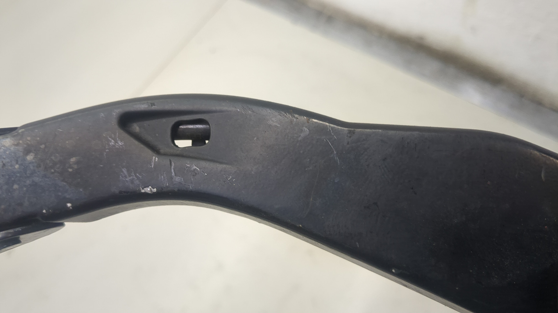 Поводок стеклоочистителя передний правый