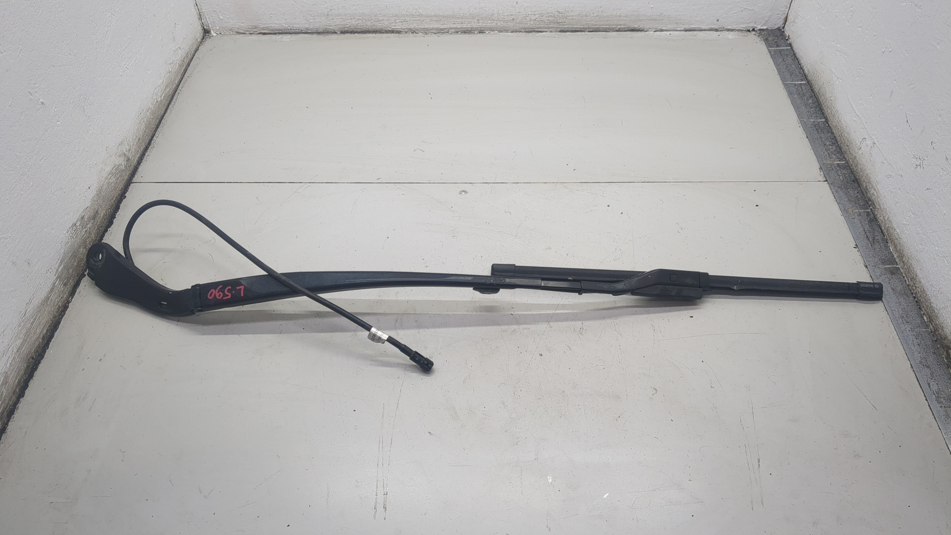 Поводок стеклоочистителя передний правый