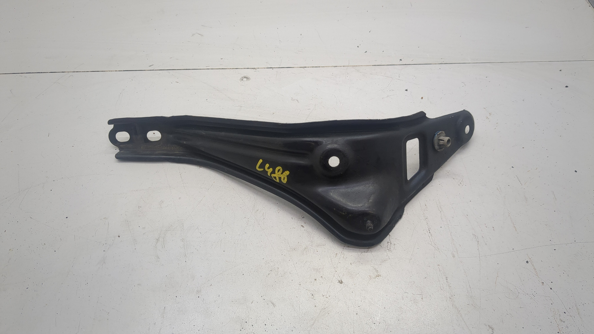 Кронштейн решетки радиатора