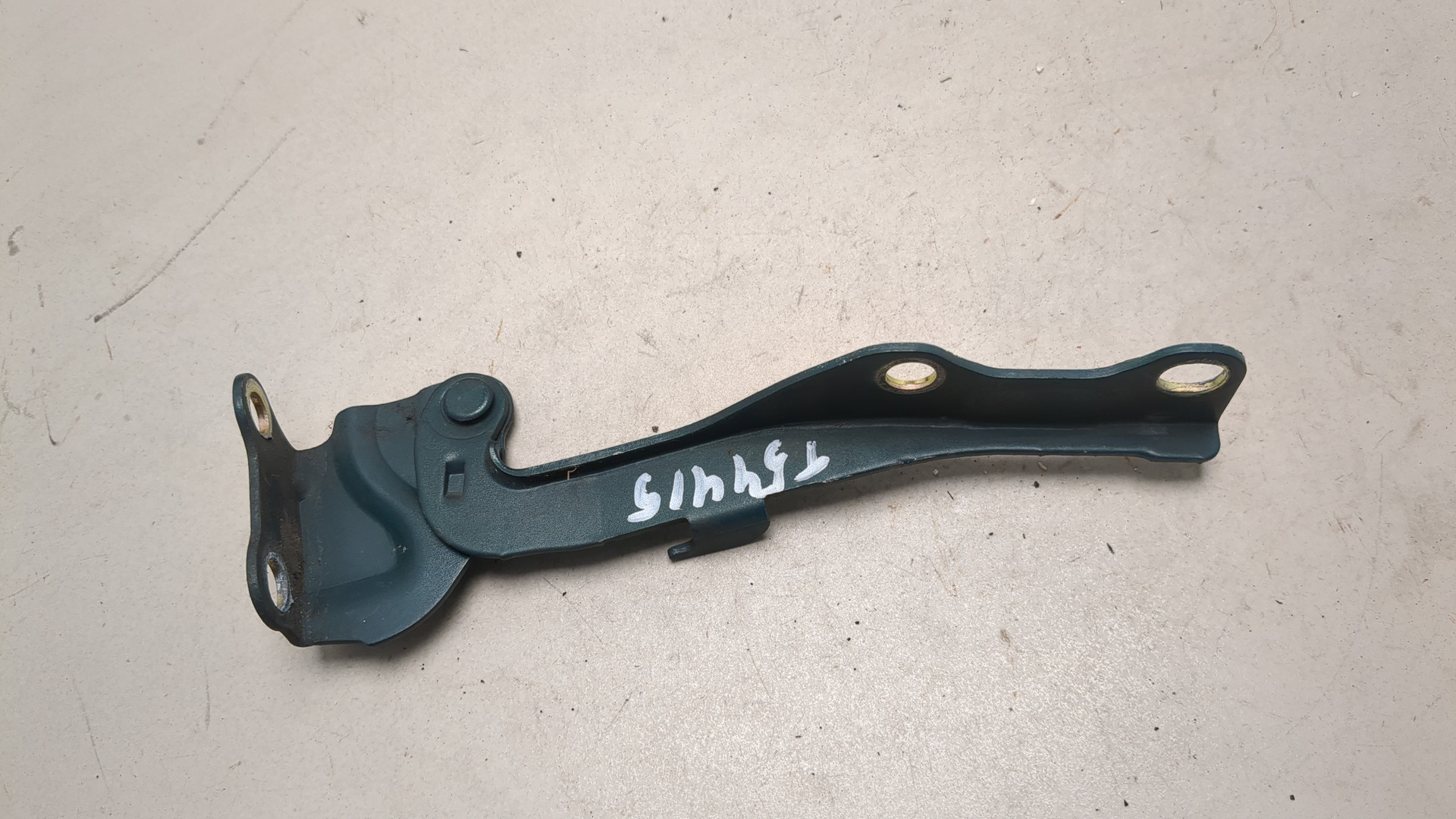 Петля капота левая